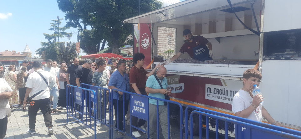 Fatih Belediyesi, 15 Temmuz'un Birlik ve Vefa Ruhunu Ayasofya'da Lokma İkramıyla Paylaştı