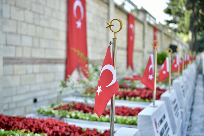 Ticaret Bakanı Bolat, Vali Gül ve Başkan Turan Edirnekapı 15 Temmuz Şehitliği'nde Aziz Şehitlerimizi Rahmet ve Dualarla Yâd Etti