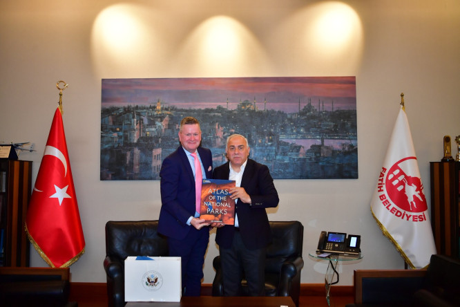 Başkan Turan, ABD İstanbul Başkonsolosu Lally'yi Kütüphanemiz, KARINCA El Emeği Mağazası ve Nusret Çolpan Sanat Galerimizde Ağırladı
