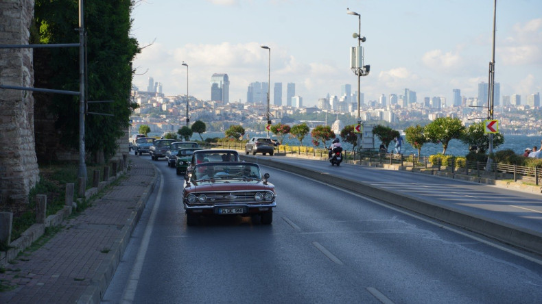 Topkapı Kaleiçi Meydanı'nda Nostalji Günleri Başladı: İlk Günden Meydanı Dolduran Vatandaşlarımız Şehir Hatıralarıyla Buluştu