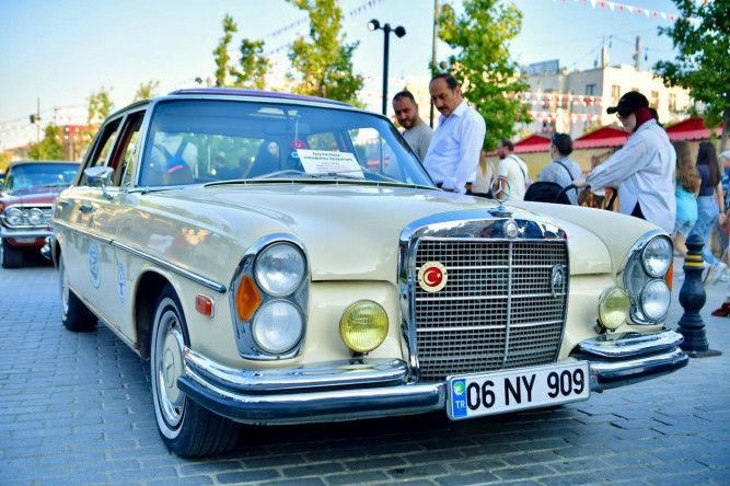 Başkan Turan'ın Katılımıyla Başlayan Nostalji Günleri, Topkapı Kaleiçi Meydanı İlk Günden İtibaren Her Yaştan Vatandaşın Yoğun İlgisiyle Doldu
