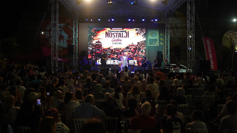 Topkapı Kaleiçi Meydanı'nda Nostalji Günleri, İkinci Gününde de Vatandaşlarımızın Yoğun Katılımıyla Devam Ediyor