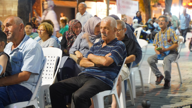 Yeşilçam Günleri ile Büyük Saray Meydanı, Yaz Akşamlarının Nostalji Dolu Açık Hava Sineması Buluşma Noktasına Dönüşüyor