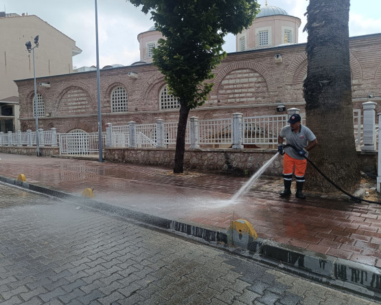 Fatih'te İbadethane Çevrelerinde 7/24 Temizlik ve Hijyen Seferberliği