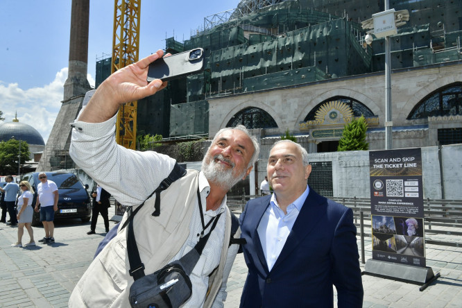 Başkan Turan ve FSMVÜ Rektörü Şimşek, Ayasofya Meydanı'nda Yerli ve Yabancı Turistler ile Gönüllü Turizm Elçilerimizle Buluştu