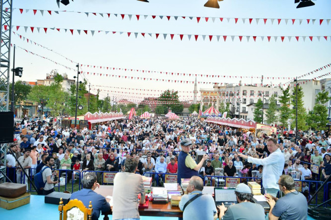 Topkapı Kaleiçi Meydanı'nda Nostalji Günleri Mahalle Kültürü ve Unutulmayan Ezgilerle Devam Ediyor