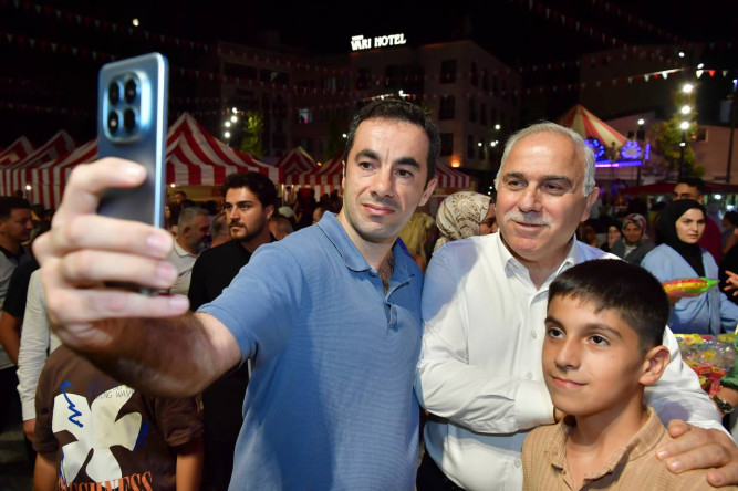 Başkan Turan, Topkapı Kaleiçi Meydanı'ndaki Nostalji Günleri'nde Hemşehrileriyle Buluşarak Festival Heyecanını Paylaştı