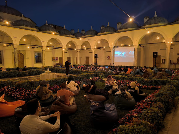 Medrese Davutpaşa'da Avluda Sinema Devam Ediyor: “Yeşil Otobüs” Belgeseli Savaşın Ardından Başlayan Yolculuğu Anlattı