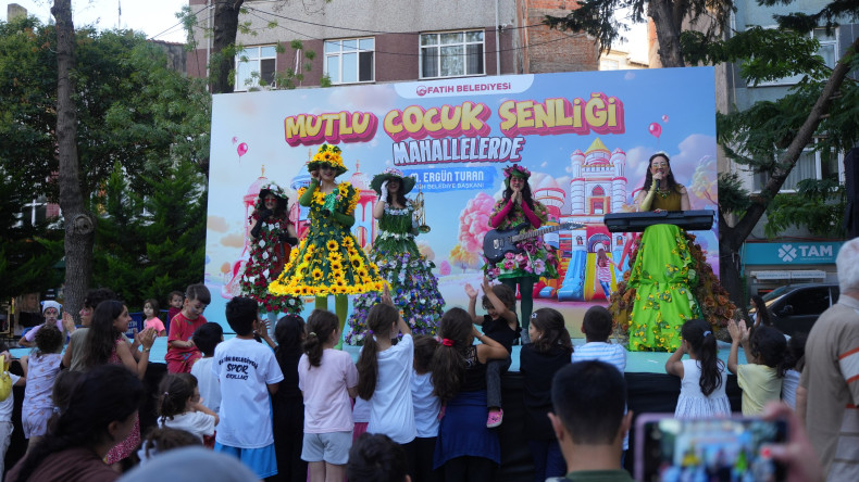 Mutlu Çocuk Şenliğimiz Büyük Saray Meydanı'nda Çocuklarımız ve Ailelerimizle Buluşmaya Devam Ediyor