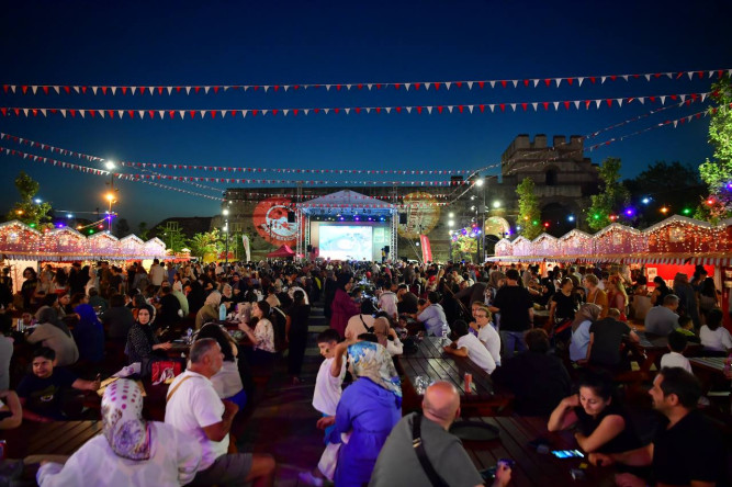 Topkapı Kaleiçi Meydanı'nda Yoğun İlgi Gören Nostalji Günleri, Eski İstanbul'un Mahalle Hafızasını Yaşatıyor