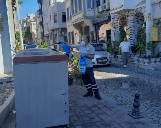 Fatih'te Çevre Sağlığını Korumaya Yönelik İlaçlama Çalışmaları Aralıksız Sürüyor