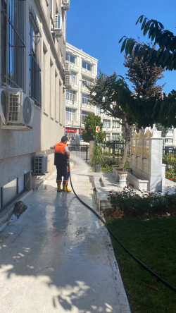 Fatih'te İbadethane Çevrelerinde 7/24 Temizlik ve Hijyen Seferberliği