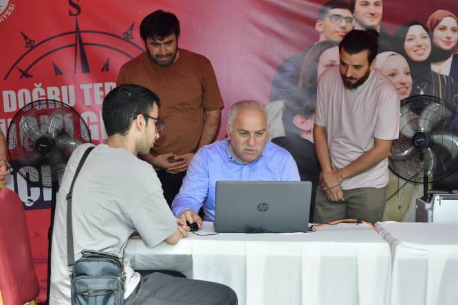 Başkan Turan, Fatih Merkez Kütüphanesi'ndeki YKS Tercih Destek Noktasında Gençlerimizle Buluşarak Tercih Süreçlerine Eşlik Etti
