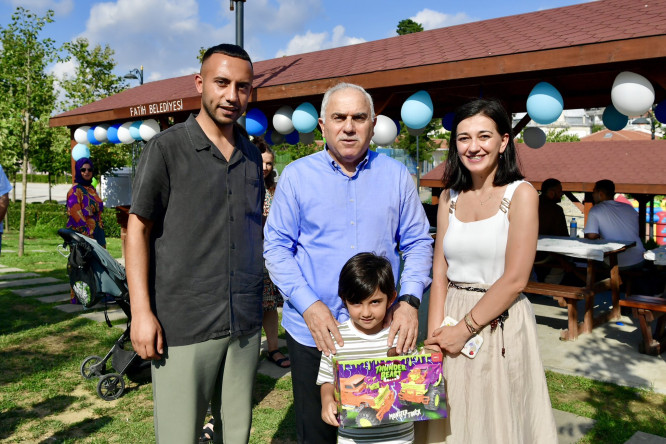 Başkan Turan, Karasurları Millet Bahçesi'ndeki Mutlu Çocuk Şenliğimizi Ziyaret Ederek Miniklerimiz ve Aileleriyle Buluştu
