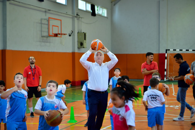 Başkan Turan, Yaz Spor Okullarını Ziyaret Ederek Genç Sporcularımızla Bir Araya Geldi