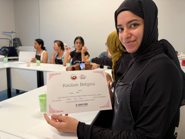 KARINCA El Emeği Eğitim Birimimizden Fındıkzade'de Sıcacık Bir Buluşma: Matcha Latte Temalı Mum Etkinliği