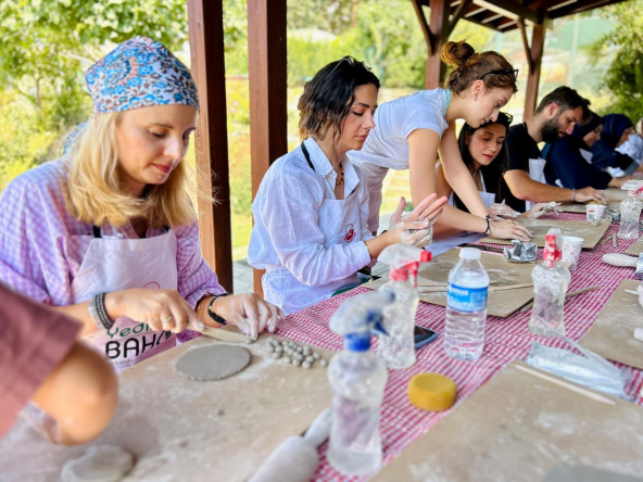 Yedikule Bahçe'de Seramik Atölyesi: Toprakla Buluşan Sanat, Doğayla Kurulan Bağ