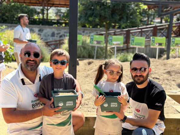 Baba ve Çocuklarımız Ayvansaray Bahçe'de Doğayla Buluştu, Mini Hasat Sevinci Yaşadı