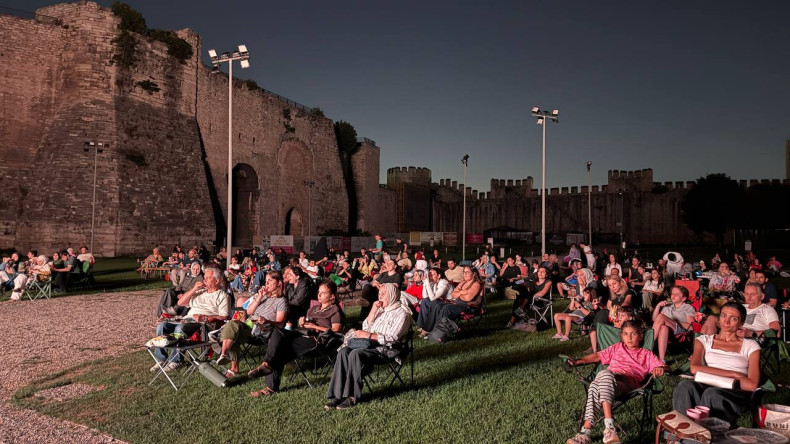 Açık Havada Tarihle Buluşma: Yedikule Hisarı'nda Sinema Akşamları Turkcell Sponsorluğunda Devam Ediyor