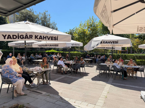 Yadigâr Kahvesi'nde Kıymetli Büyüklerimizle Yazın Son Günleri Müzik, Sohbet ve İkramlarla Uğurlandı