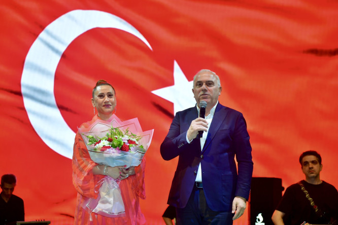 Başkan Turan, Bir Milletin Zafer Günleri Etkinliğimizde Hemşehrileriyle Buluştu: Topkapı Kaleiçi Meydanı Zaferlerin Hafızasına Ev Sahipliği Yapıyor