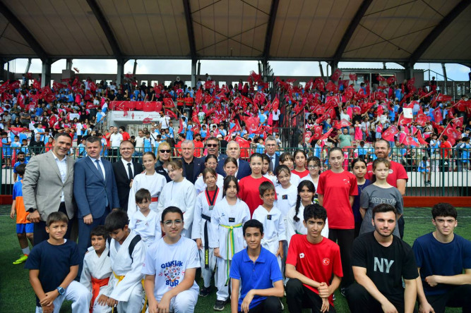 Gençlik ve Spor Bakanımız Bak ile Başkan Turan, Yaz Spor Okulları Kapanışında Binlerce Gencimizle Mimar Sinan Stadı'nda Buluştu