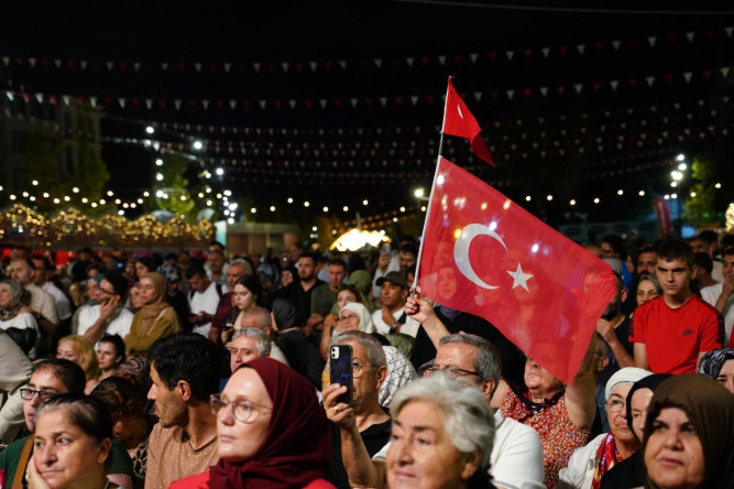 Bir Milletin Zafer Günleri, Binlerce Kişinin Buluştuğu Görkemli “Zafer Kapısı: Köklerden Geleceğe” Finaliyle Taçlandı
