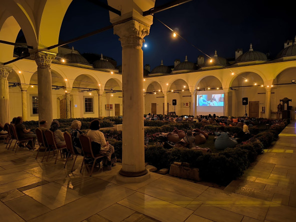Medrese Davutpaşa'da Avluda Sinema Devam Ediyor