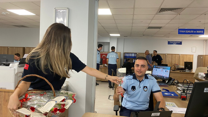 Halkla İlişkiler Ofisimiz Zabıta Teşkilatımızın 200. Yılında Personelimize Çiçek Takdim Ederek Zabıta Haftalarını Kutladı