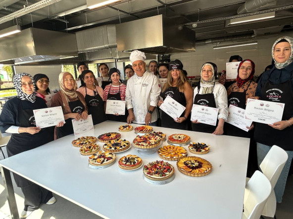 KARINCA El Emeği Eğitim Birimi'nden Pastacılık Eğitimleri: Silivrikapı'da Meyveli Tart Ustaları Yetişiyor