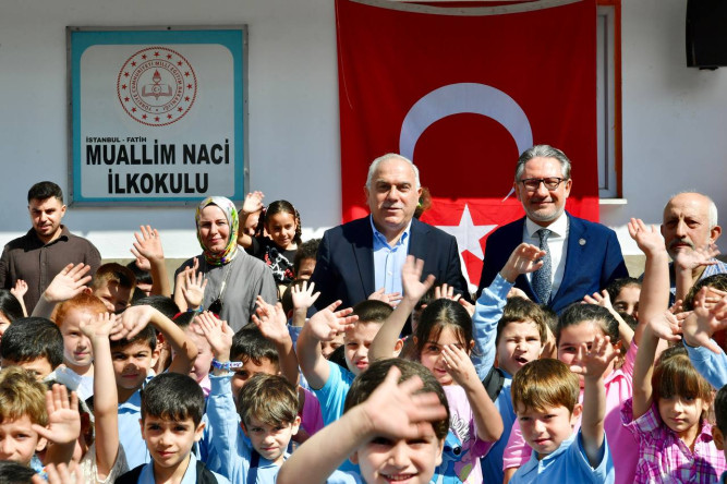 Başkan Turan, Muallim Naci İlkokulunda Anaokulu ve 1. Sınıfa Başlayan Öğrencilerimizin İlk Ders Günü Heyecanına Ortak Oldu