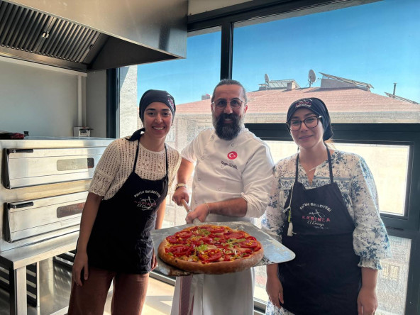 Vatandaşlarımız KARINCA El Emeği Birimi'nin GastroSanat'ta Düzenlediği Pizza Yapım Atölyesi'nde Buluşuyor