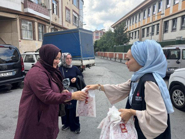 Halkla İlişkiler Ofisi Ekiplerimiz Yeni Eğitim Öğretim Yılında Velilerimizle Bir Araya Gelerek Hediyeler Takdim Etti