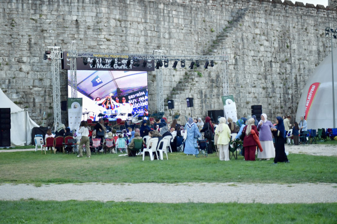 Başkan Turan, Yedikule Hisarı'nı Ziyaret Ederek Zeygâh Ritim Topluluğu Konserinde Vatandaşlarımızla Bir Araya Geldi