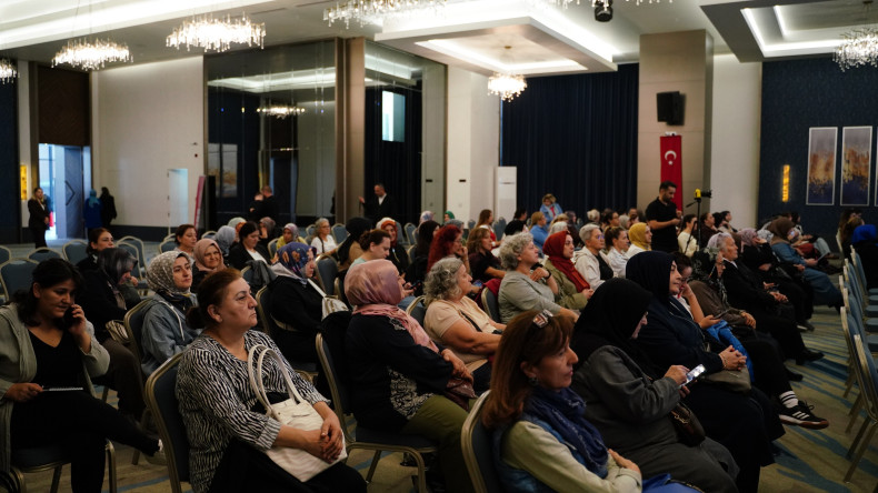 Vali Gül, İş İnsanı Demet Sabancı Çetindoğan ve Türkan Şoray, KARINCA ve Shopsa'nın E-Ticaret Konferansında Kadınlarla Buluştu