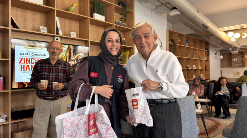 Halkla İlişkiler Ofisi Ekiplerimiz, Yaşlılar Günü Vesilesiyle Yadigâr Kahvesi'nde Büyüklerimizle Buluşarak Hediyeler Takdim Etti