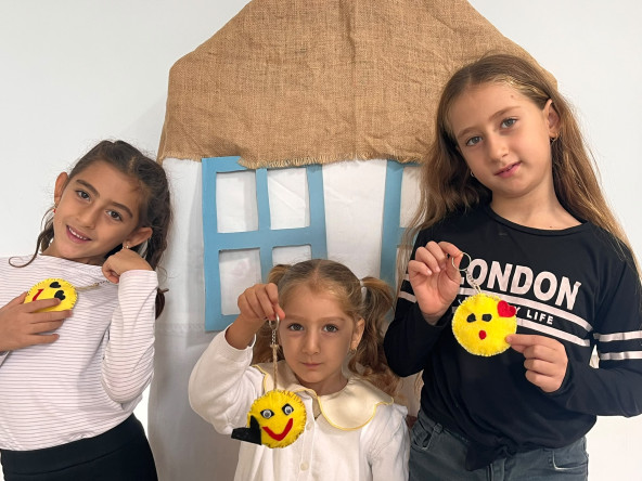 Anne ve Çocuklarımız Silivrikapı Çocuk Kütüphanesi'nde Düzenlenen Emoji Anahtarlık Atölyesi'nde Buluştu: Hem Eğlendiler Hem de Öğrendiler