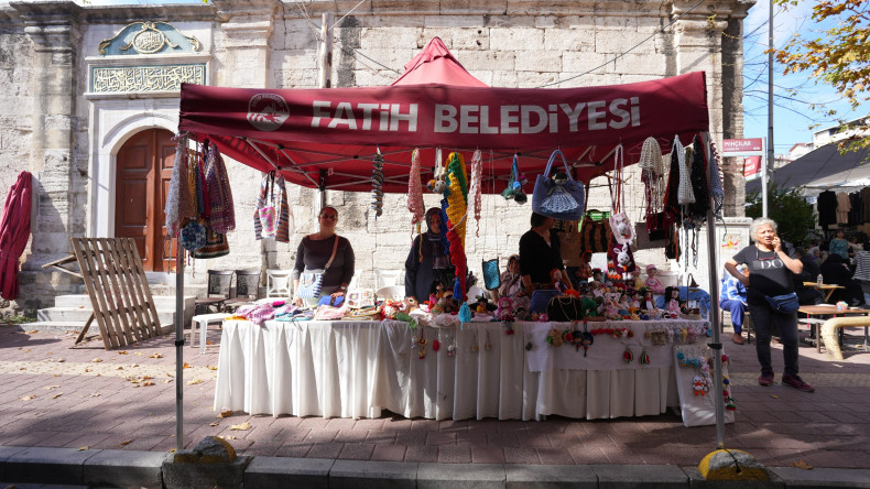 KARINCA El Emeği Eğitim Birimi Kursiyerlerimiz, El İşlerini Çarşamba Pazarı'nda Ziyaretçilerin Beğenisine Sunuyor