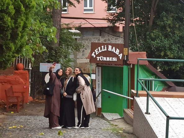 Kadın ve Aile Birimimizin Türbe Gezileriyle Vatandaşlarımız İstanbul'un Manevi Mirasını Keşfediyor