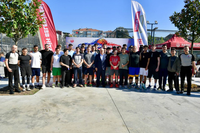 Tarihin Ortasında Potanın Altında Açık Alan Basketbol Turnuvası
