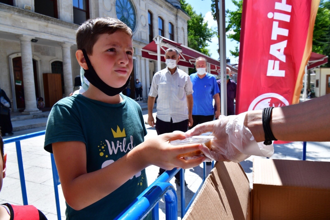 Fatih'te Binlerce Aşure Dağıtıldı
