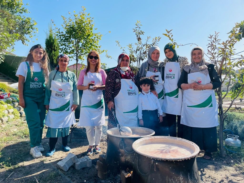 Kadınlarımız Yedikule Bahçe Mahsulü İncirleri Lezzete Dönüştürdü