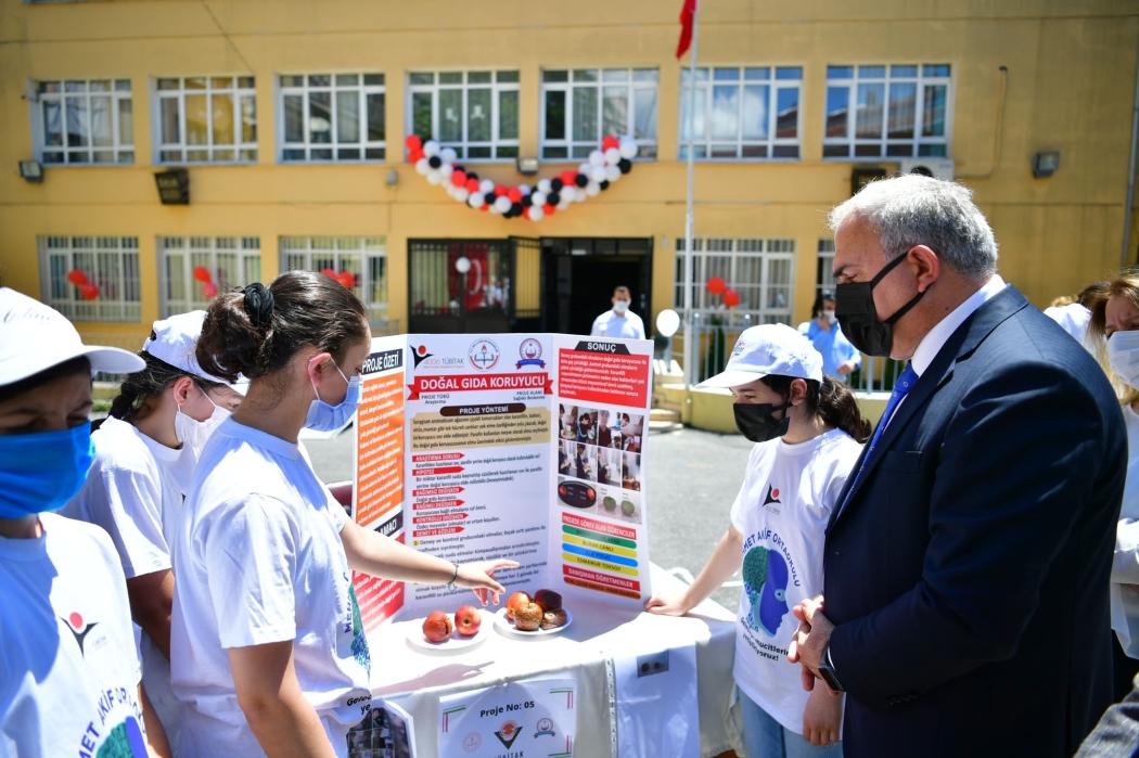 Mehmet Akif Ortaokulunda yapılan TÜBİTAK 4006 Bilim Fuarı'na katılarak öğrencilerimizin projelerini inceledik.