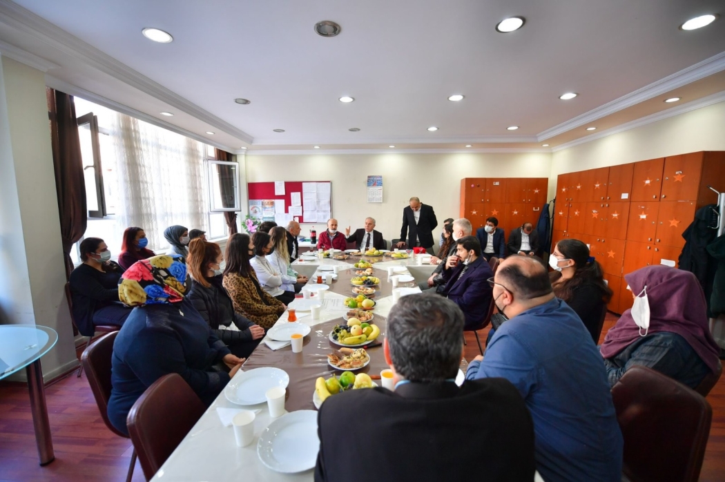 Başkan Turan'dan Çocuklara Diş Fırçası Seti Hediye si