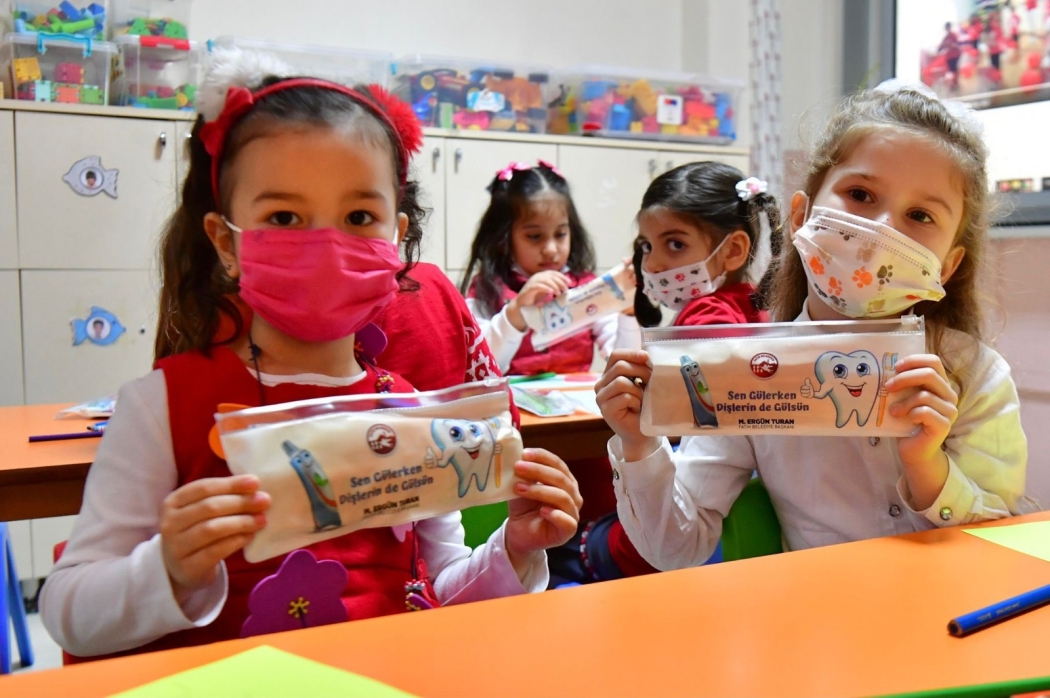 Başkan Turan Öğrencilere Diş Seti Hediye Etti