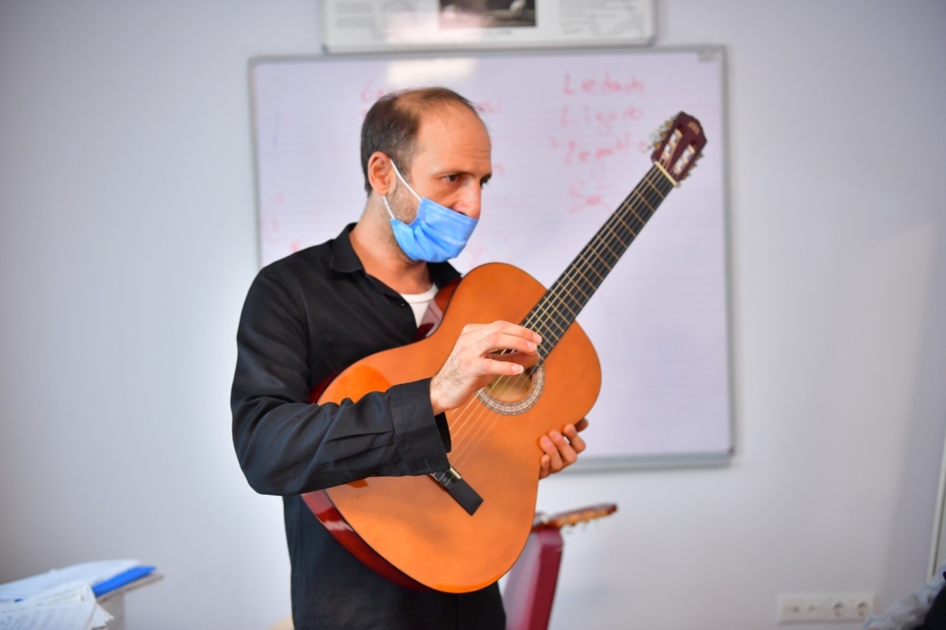 Genç Sanatçılar Sulukule Müzik Akademisi'nde Yetişiyor