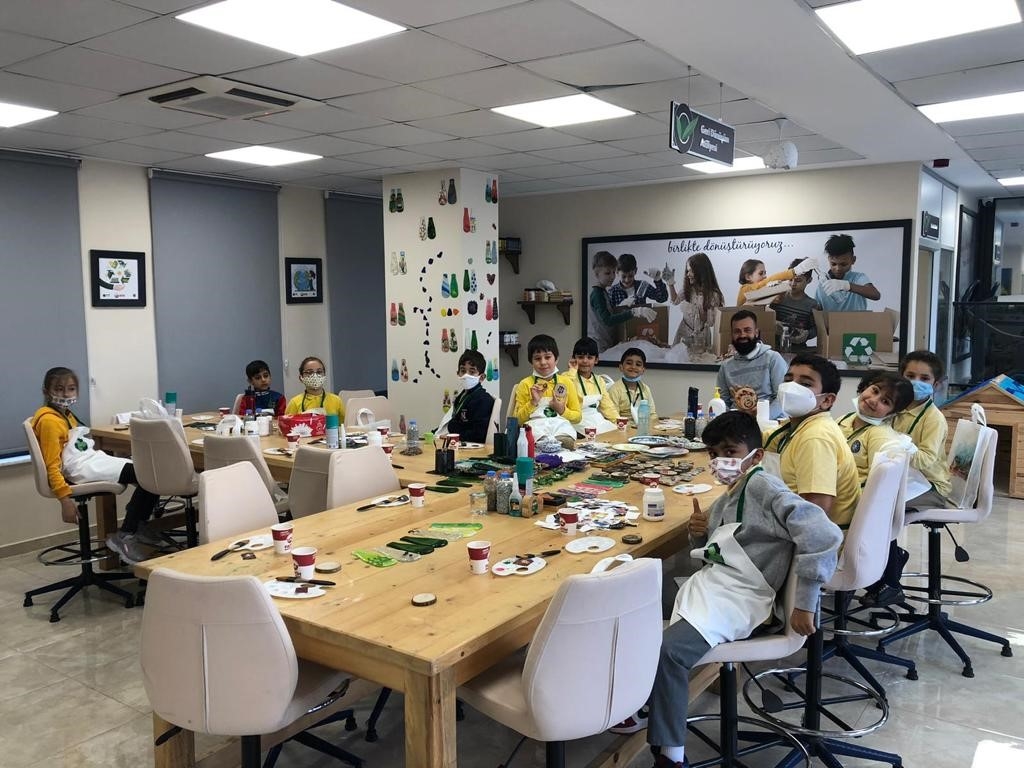 Öğrenciler 1. Sınıf Atık Getirme Merkezi'nde Hem Öğreniyor Hem Eğleniyor