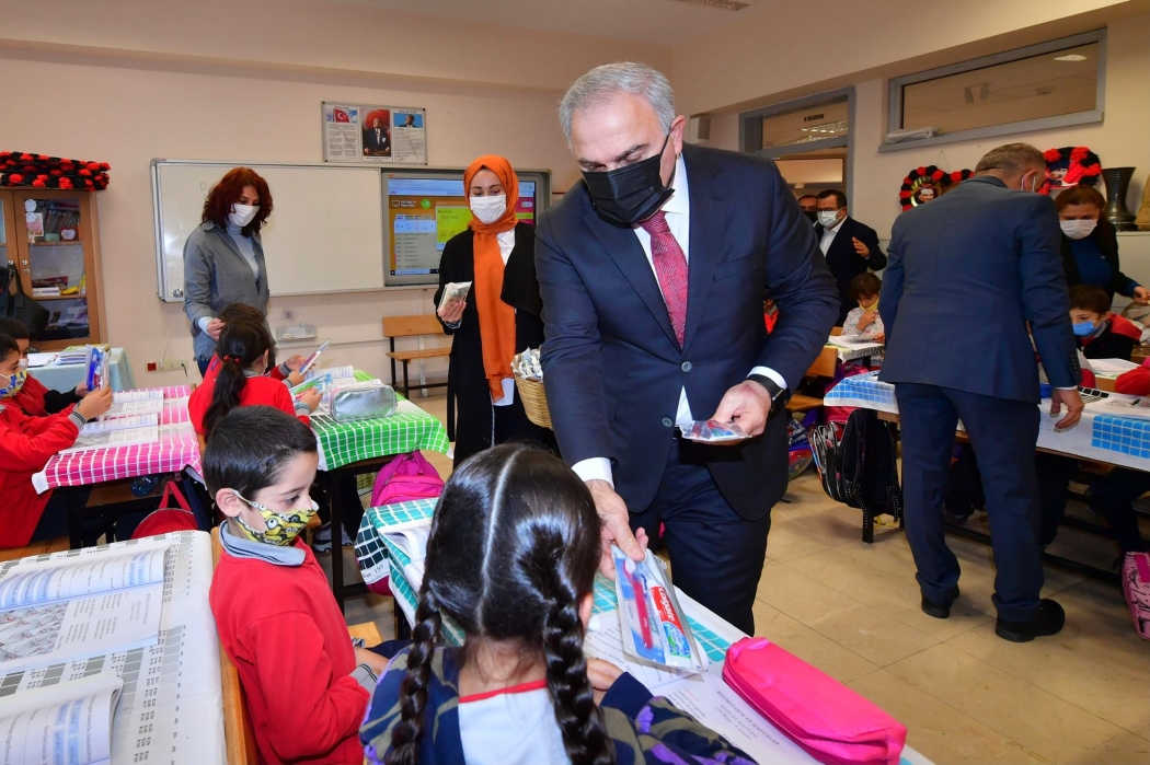 Başkan Turan Güne Öğrencilerle Başladı