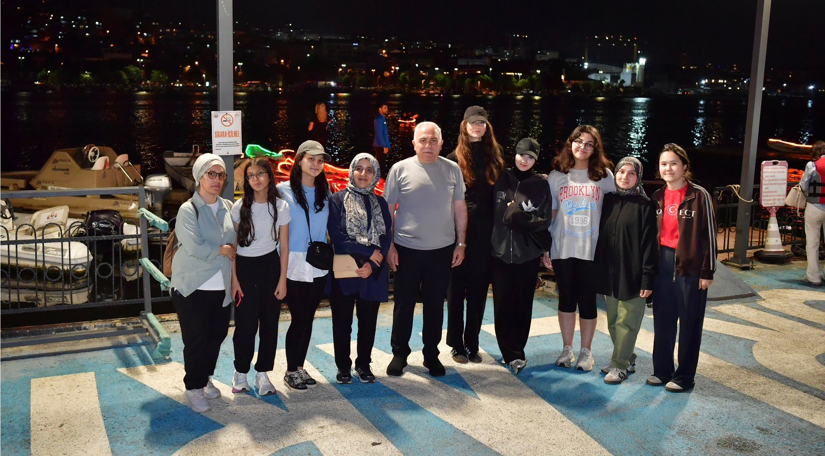 Başkan Turan, Kano ve Kürek Sporları Merkezimizi Ziyaret Ederek Işıklı Kano Etkinliğine Katılan Vatandaşlarımızla Buluştu