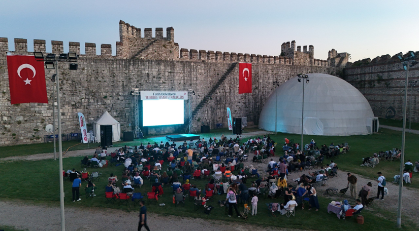 Açık Havada Tarihle Buluşma: Yedikule Hisarı nda Sinema Akşamları “Aile Arasında” ile Devam Ediyor